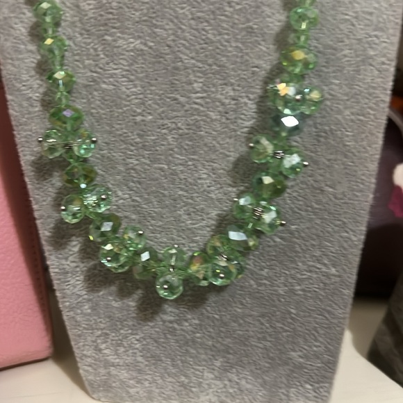 Beautiful sparkly green acrylic necklace. - Picture 2 of 5
